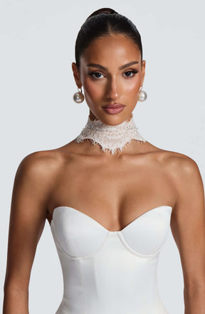 Ellie Lace Neck Veil - Ivory Ryvelle