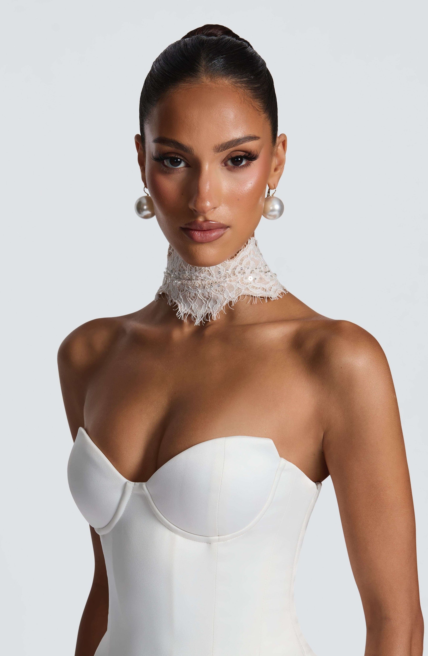 Ellie Lace Neck Veil - Ivory Ryvelle