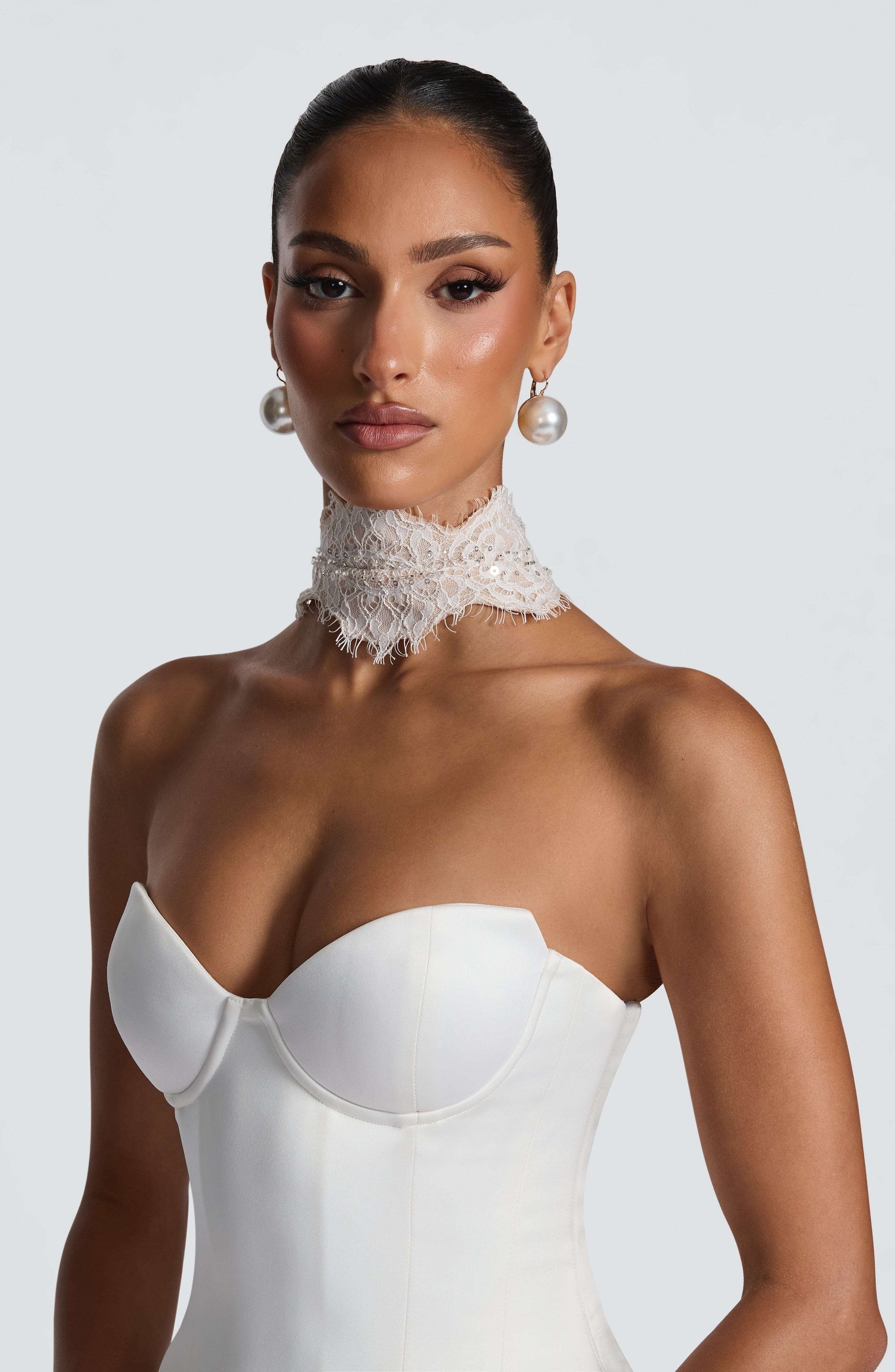 Ellie Lace Neck Veil - Ivory Ryvelle